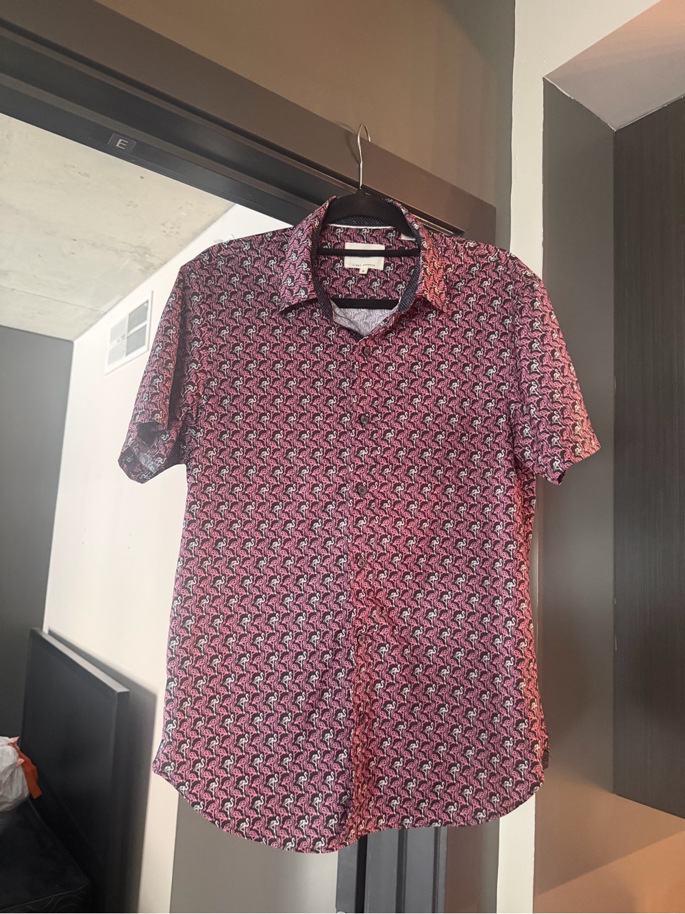 Men's Short-Sleeve Patterned Button-Down Shirt in Pink